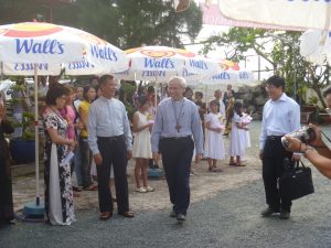 Cha xứ Trần Văn Nhân đón tiếp Đức Cha Cosma