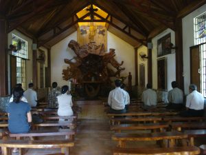 Đọc kinh Mân Côi chung với nhau tại Nhà nguyện