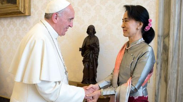 http://dongten.net/wp-content/uploads/2013/10/A-photo-taken-on-October-28-2013-and-released-by-the-Osservatore-Romano-shows-Myanmar-opposition-leader-Aung-San-Suu-Kyi-R-being-welcomed-by-Pope-Francis-AFP.jpg