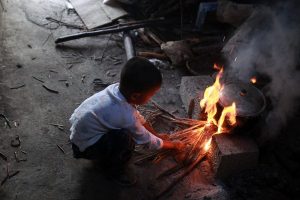 cam-dong-cau-chuyen-cau-be-6-tuoi-song-1-minh-6