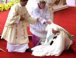 epaselect epa05445120 Pope Francis takes a fall at the beginning of the Holy Mass in the Shrine of Czestochowa on the occasion of the 1,050th anniversary of the baptism of Poland 28 July 2016. The Holy Father Francis' five-day-long visit to Krakow is in connection with the 31st World Youth Day which ends July 31st. EPA/Daniel Dal Zennaro
