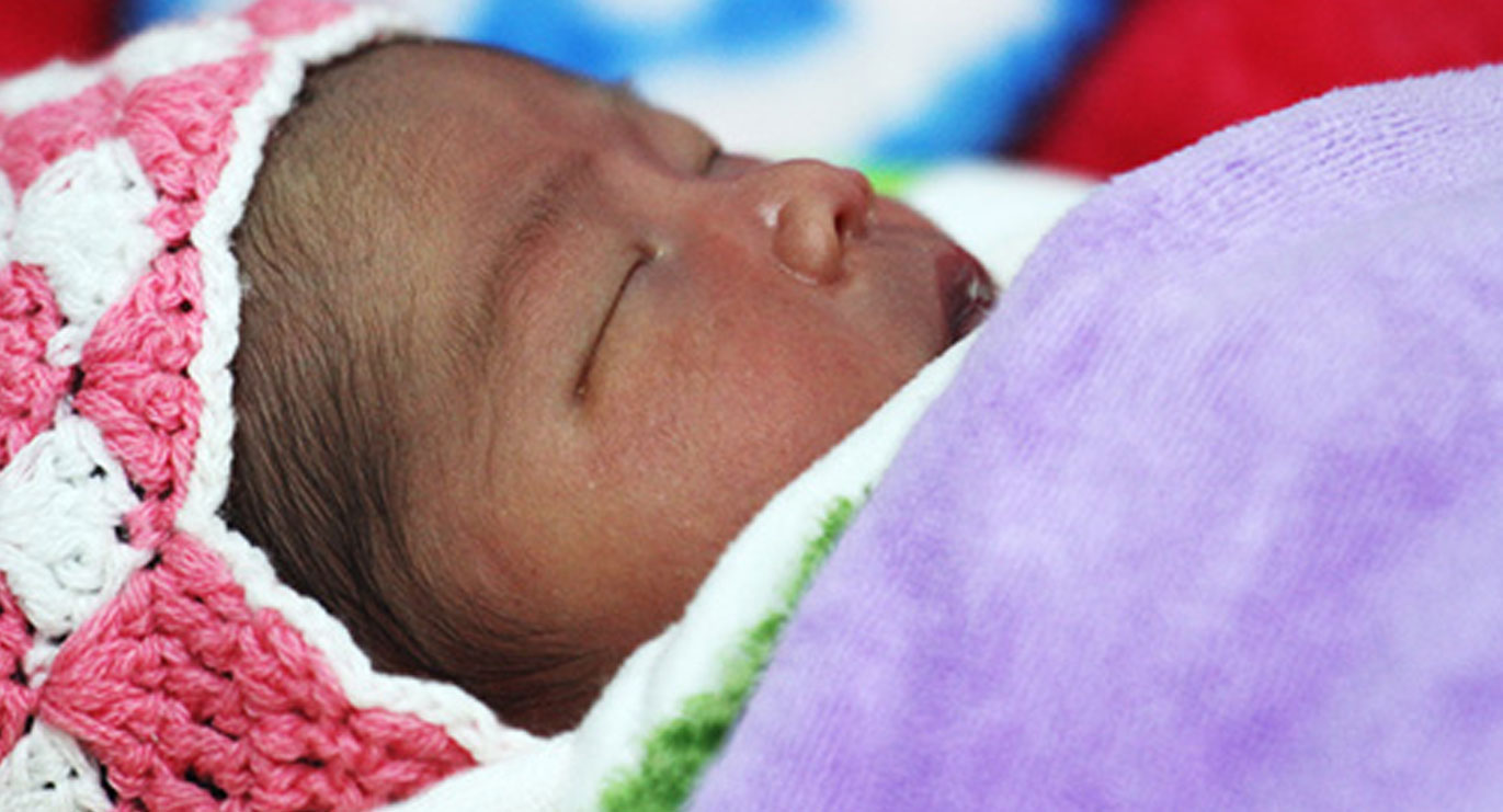 Bé gái đã được 2 ngày tuổi, sức khỏe ổn định. Ảnh: Nguyễn Đông.
